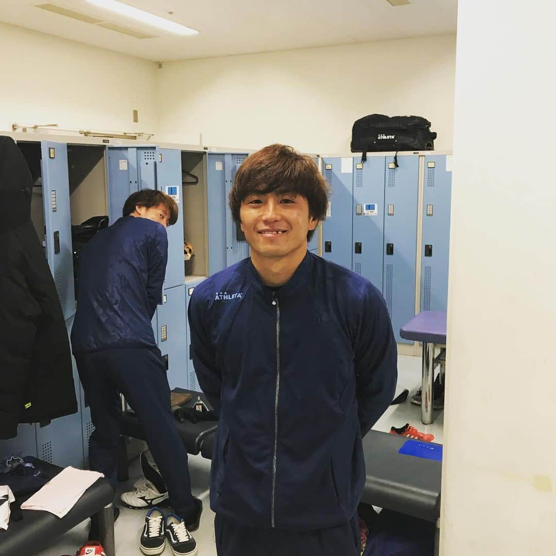 高木和正のインスタグラム：「J3開幕戦1-0で勝利‼️ たくさんの応援ありがとうございます😊  開幕戦で難しい試合をしっかり勝ててよかったです。  ずっと期待してて6年目で初スタメンの福家が決めてくれた🤩 得点以外は・・・。笑 次にまた期待します😊  試合前に募金活動に参加しました。 たくさんの募金もありがとうございます‼️ みんなで来週も勝とう😁  #カマタマーレ讃岐 #開幕戦勝利 #1-0 #福家勇輝 #高校の後輩  #ナイスゴール #得点以外はまだまだ #先輩も頑張ろう #募金活動 #高木和正  #我那覇和樹 #とり奉行骨付じゅうじゅうくんと写真 #骨付鳥 #めっちゃ美味しい #オススメ」