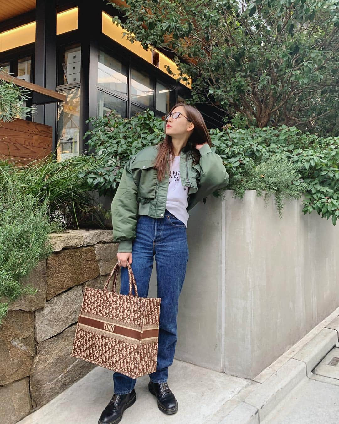 新木優子さんのインスタグラム写真 - (新木優子Instagram)「ちょっと前の私服☺️ ma-1 : @zara  tops : @no__panties__  jeans : @levis_japan  shoes : @drmartens_japan  bag : @dior」3月10日 20時13分 - yuuuuukko_