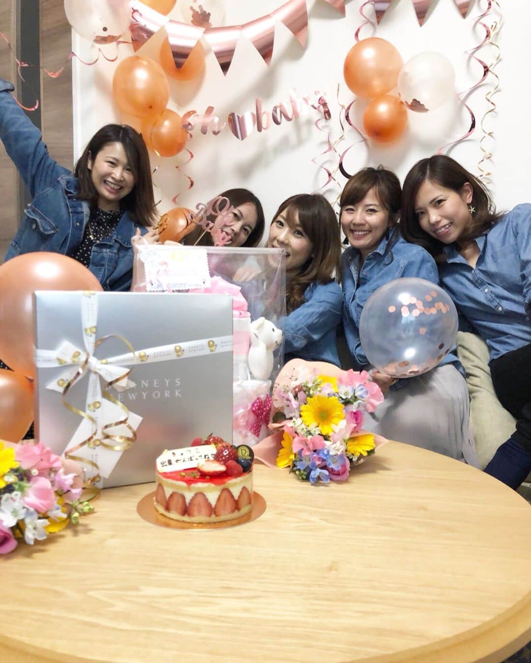 のインスタグラム：「☺︎ ***oh！baby~*** 今日は大親友のベビーシャワー 親の愛は偉大♡ たくさんHAPPYオーラに包まれ 幸せな気持ちになれました^ ^ * #ベビーシャワー #babyshower  #bbf #shopping #お祝い #幸せな気持ち になるー^ ^ #妊婦 さんは幸せの象徴  ドレスコードは #デニムシャツ 笑笑 @gu_for_all_」