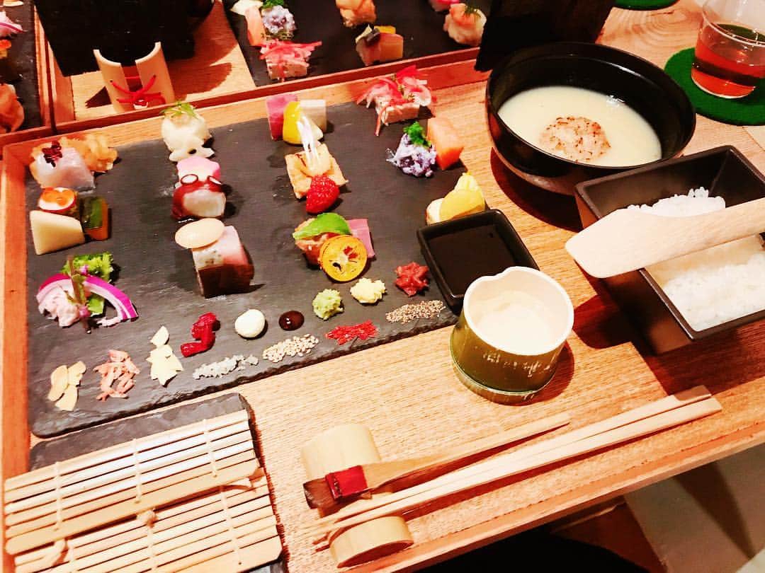 片山陽加さんのインスタグラム写真 - (片山陽加Instagram)「京都の食べ物シリーズ AOWMBの手巻き寿司🍣  #awomb烏丸本店  #京都」3月10日 20時42分 - haachandyoo