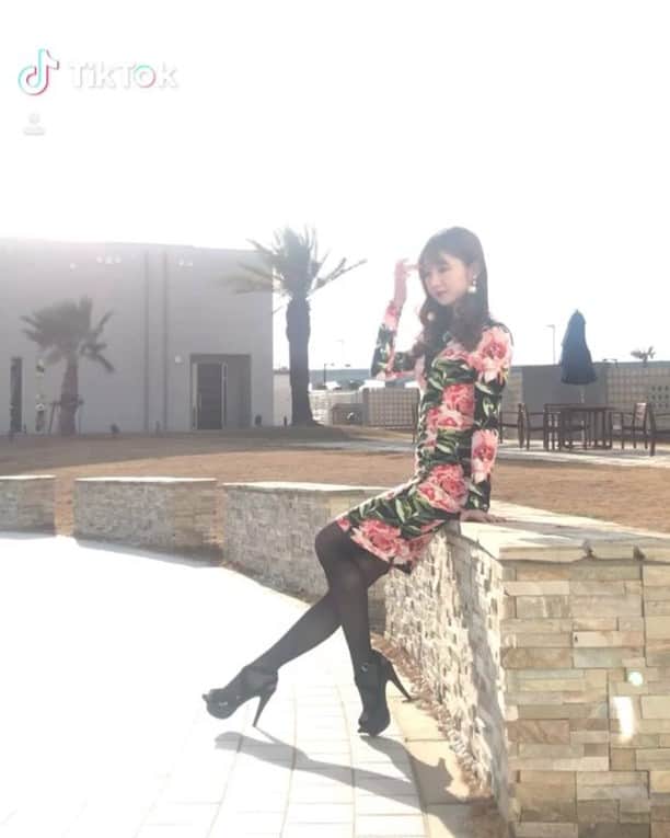 奈々子のインスタグラム：「ずっとやってみたかったTik Tokの #焦点チェンジ☆☆☆ 歌もセットだから音ありで見てね☆ 撮り方はTikTokアプリで↑のタグを検索すると出てきます♪(*^^)o∀*∀o(^^*)♪ . 二つ目のオフショット、撮影者はTikTok認証アカウントとしてバズり中の @moeniwa さん♡ (声入り♡) . やっと息し出した奈々子のTik Tok（≧∇≦）ストーリーに載せてない動画たくさんアップしてるのでフォローしてね。^_−☆ . . #tiktok #followｍe #tiktokjapan #shooting #focuschange #nagoya #インスタ映え動画 #愛してるよダーリン #焦点チェンジのBGM #撮影 #名古屋 #n75小顔ピアス #n75jewelry #小顔ピアス」
