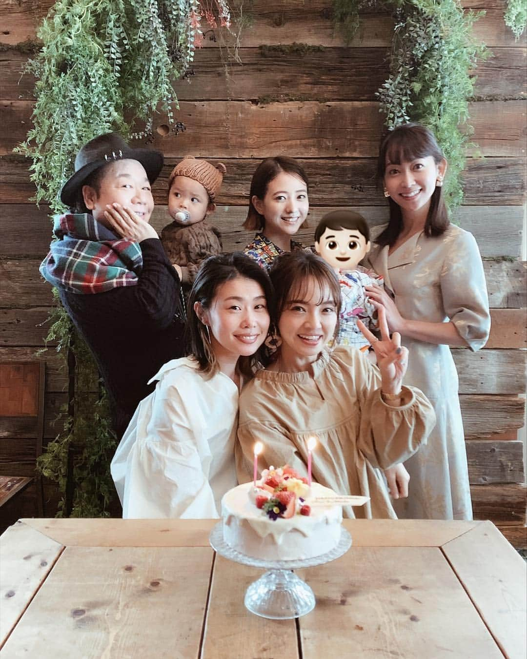 春名亜美さんのインスタグラム写真 - (春名亜美Instagram)「今日、3月10日は @ibatsuk ちゃんのお誕生日🎂 ということでお誕生日会に行ったら、なんと私のお誕生日までお祝いしてもらっちゃいました😳 当日お誕生日のあっちゃんに割り込んでケーキやプレゼントまで用意してもらって、本当にサプライズだった💦 しかもお誕生日当日に、あっちゃんはMuseeのワンピース着てくれてて嬉しかったよー😭💕 いつも周りの人を巻き込んでHappyにしてくれるあっちゃん♡ これからも頼りにしてます 笑 みんな大好き❤❤❤ ・ ・ ・ #happybirthday #birthday #birthdayparty」3月10日 20時42分 - amiharunaami