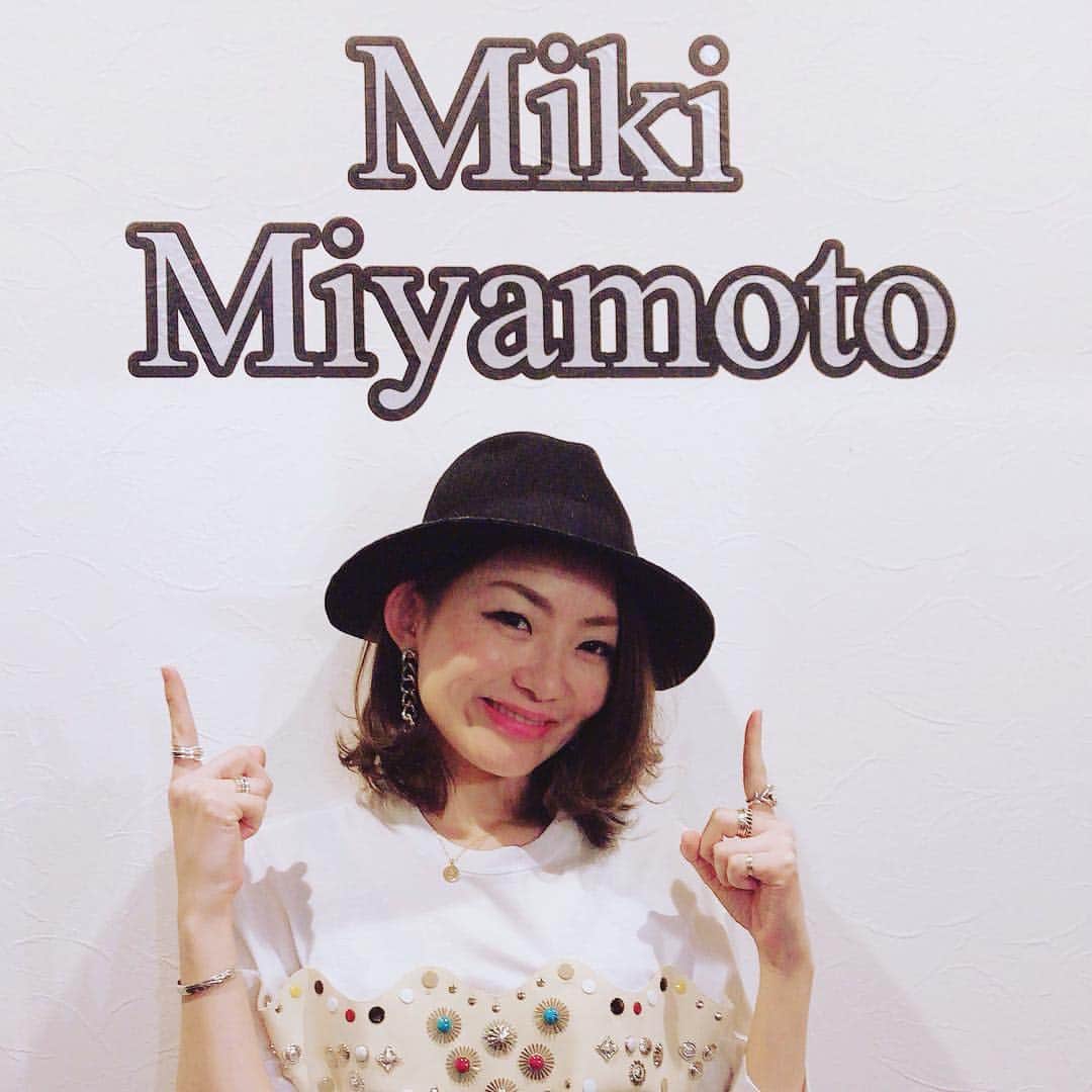 宮本美季のインスタグラム：「今日は岐阜のJ&Dogさんで昼夜2公演のライブでしたー！療養明け初のライブ、みんなあったかくて泣きそうになったよ😭ありがとうございました！ ステキなお店の壁に私の名前が！！ご飯もちょー美味しくて、控え室もちょー広かった😆😆 #宮本美季  #岐阜 #J&Dog #最高のおもてなし」