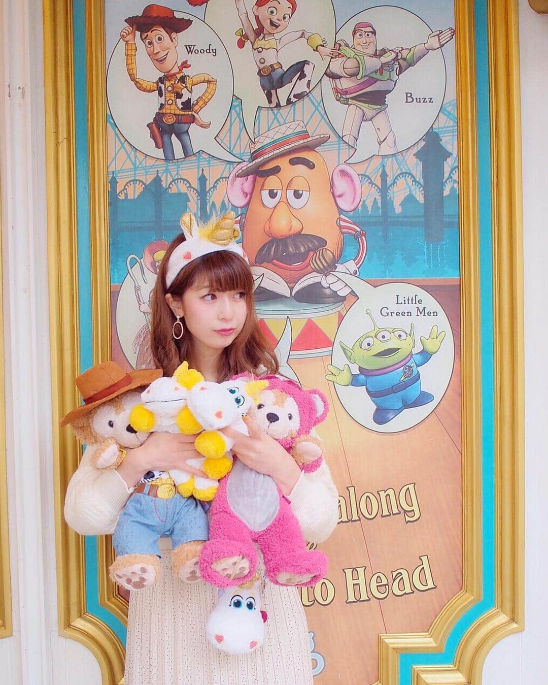 のインスタグラム：「. . 好きがいっぱい〜〜🥰💕💕 . バターカップのぬいぐるみは 実はポケットティッシュ入れなの✌︎💕 この使い方はできないなけど🤦‍♀️笑 . それにしても、 ロッツォとウッディのダッフィ たまらなく愛おしいんだよ🥺💓💓💓 . #tokyodisneysea #tds #toystorymania #toystory #バターカップバウンド #トイストーリーマニア #バターカップコーデ #トイマニ #たんりいディズニー」
