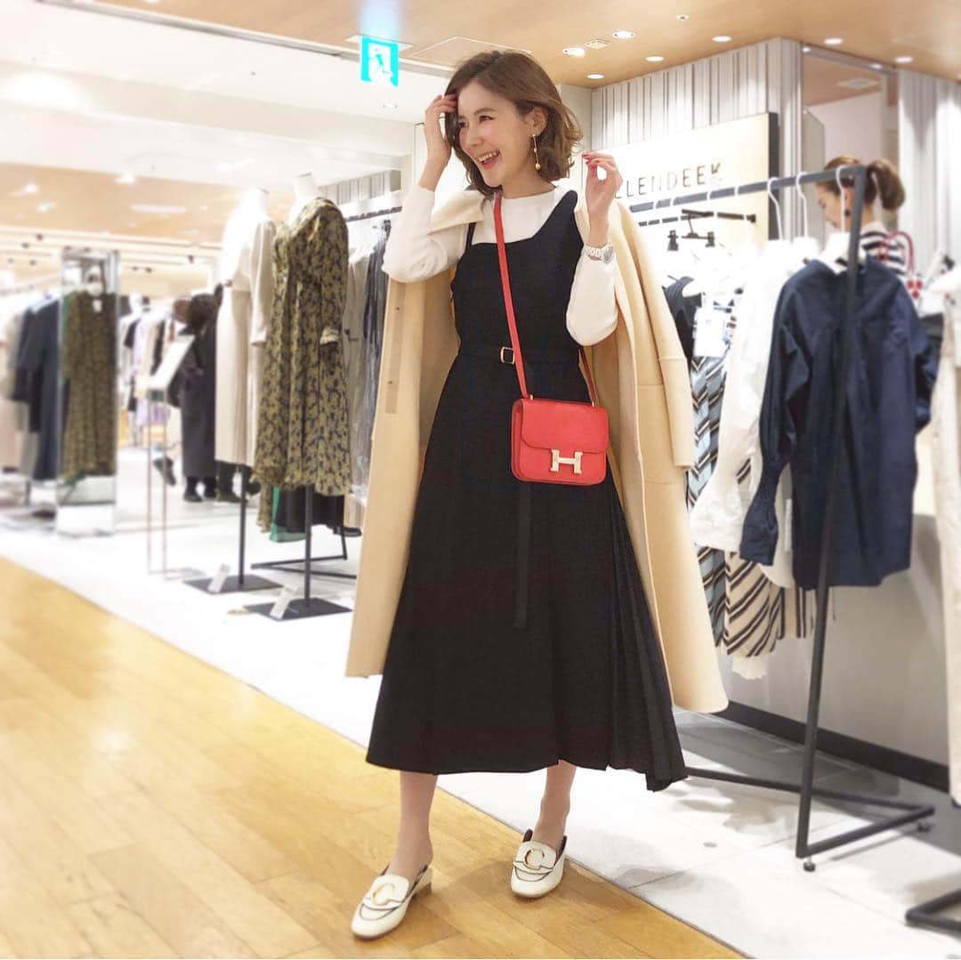のインスタグラム：「最近スリッポンにもなるchloeの靴がお気に入り♡シンプルコーデに抜け感を出してくれるんです☺️💕💕 * スカートの横のプリーツも可愛いてお気に入りです😆❤️ * #銀座三越3階にグランドオープンした @elendeek へ🌸🌸 * coat…#drawer knit,skirt…#elendeek  shoes…#chloe bag…#hermes ring…#ahkah * #outfitoftheday#fashion#outfit#instafashion#ootd#cordinate#style#ファッション#コーディネート#コーデ#ママコーデ#プリーツスカート#エレンディーク」