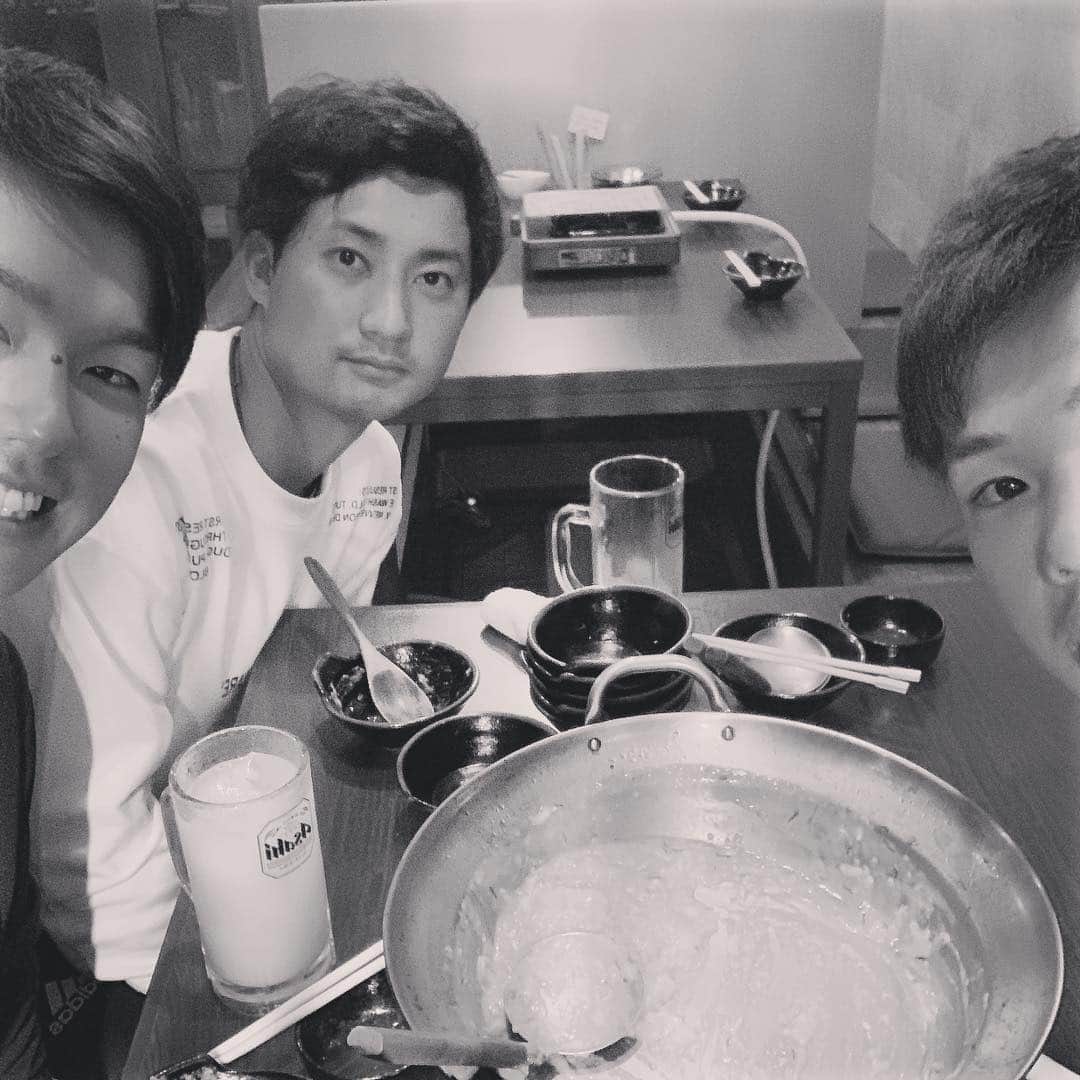 のインスタグラム：「皆さんお晩です🙇‍♂️ 広島つきまして、疲れを取るため美味しいご飯を食べにきてMAX!  みんなお腹いっぱい！ 明日も頑張りmax👍  #淺間大基 #谷口雄也  #石川亮  #もつ鍋」