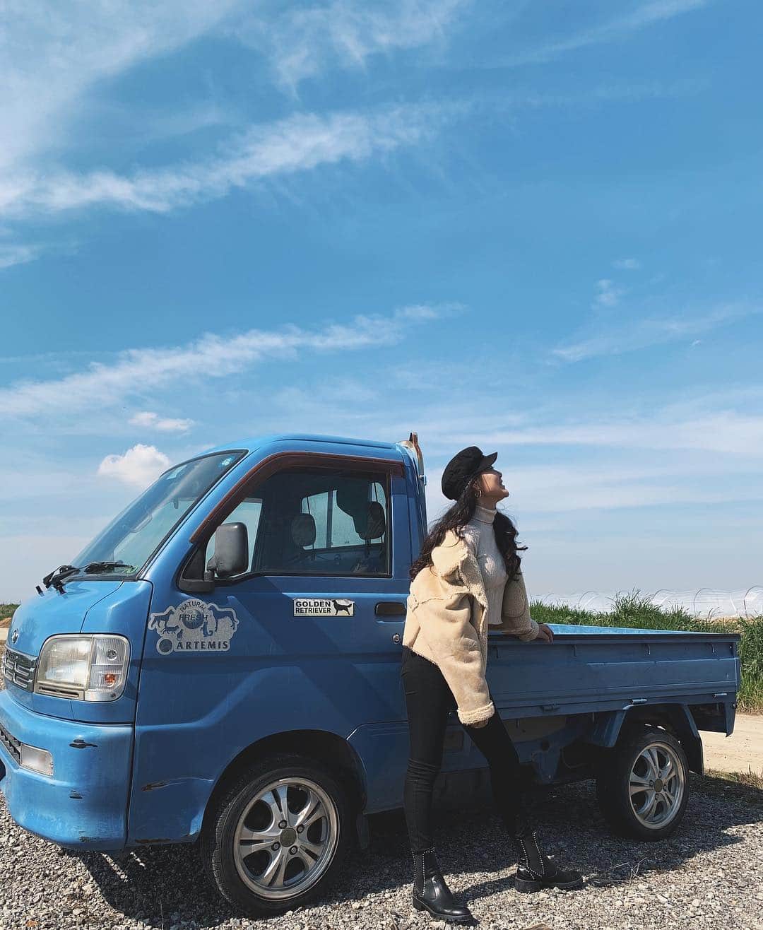 堺梨乃さんのインスタグラム写真 - (堺梨乃Instagram)「青空と青いトラックが映えだった😂笑 ・ #青空#春の訪れ#instagood#photoshoot」3月10日 12時22分 - k_rino0226