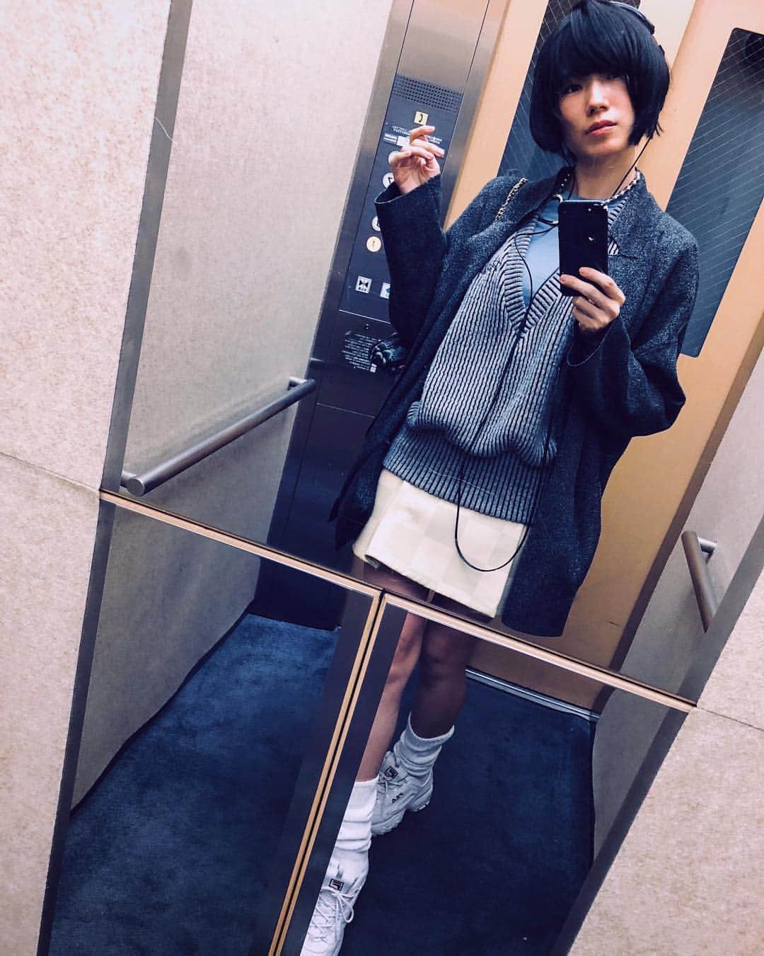 水野しずのインスタグラム：「髪切った(写真は切る前) tops:chuu vest:more than dope skirt:joy rich  shoes:FILA accessory:somewhere nowhere outer:Zara  Bag:DORAMIK 着てるものをわりと聞かれるので昨日着てたものをメモしました。自分にとってアリなものが少ない性分なので気に入ったものはずっと着ているけどそうでもないものはすぐ捨てます」