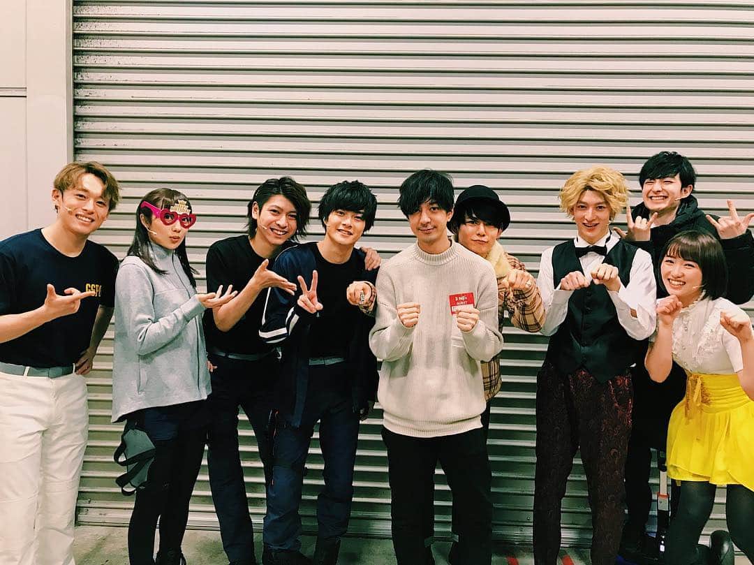 のインスタグラム：「ルパパトのGロッソに行ってきました!!めちゃめちゃカッコ良かった!!今日でGロッソ最終日、怪我なくお腹減らさず頑張ってね!! かずさちゃんなんと今日誕生日!! おめでとう🎂 Me and Mr.Matsumoto went to Lupinranger vs patranger hero show. It was awesome. And today is kazusa’s birthday!! Happy birthday!! #hero #supersentai #lupinrangervspatranger  #happybirthday #gロッソ#ルパパト #皆素敵 #スーパー戦隊」