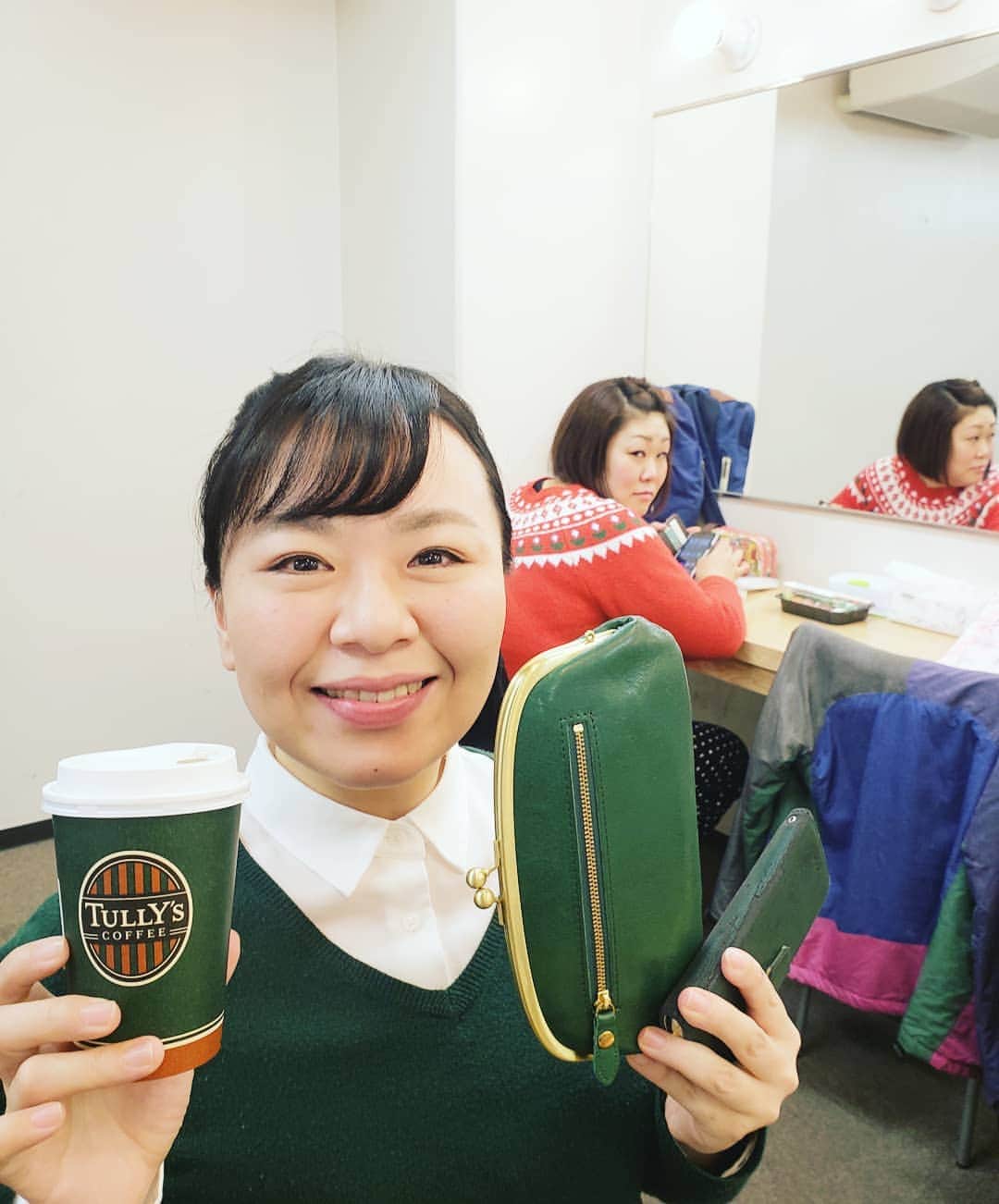 服部ひで子のインスタグラム：「タリーズコーヒーを飲んでいた、とんちゃん。  よく見たら、 着ていた服も お財布も、 携帯ケースも同じ色でした。  ちなみにこの日は コートも、バック緑だったとか😂。 それはそれは、 大変 目に優しく、癒されました。  そんな背後に 赤い、ぢゃいこ姉さん👀✋✋✋ ……少し早いクリスマスを感じました🎄🎅 #吉本新喜劇 #よしもと新喜劇 #新喜劇 とんちゃんこと #吉岡友見 ちゃん の背後に #ぢゃいこ 姉さん」