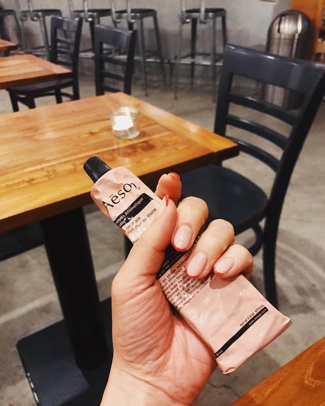 のインスタグラム：「ネイルを新しく☺︎ フレンチにしたの何年ぶりだろう。 ずっと単色赤だったからすごく新鮮 友達の助言ありがたし🤤 とっても気に入った♡かわいいなぁ ・ #love #nail #lolo #azabujyuban #thankyou  #happy #instagood #ネイル」