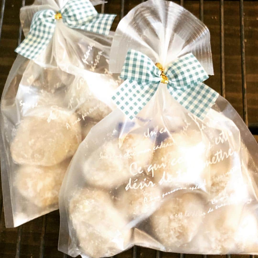 ケーキ&カフェ 海風堂のインスタグラム：「white dayのお菓子たち💛 クッキーやマシュマロ、アソートなど色々ご用意してお待ちしております‼️ #市川#海風堂#市川のケーキ屋さん#ホワイトデーギフト#クッキー#マシュマロ」