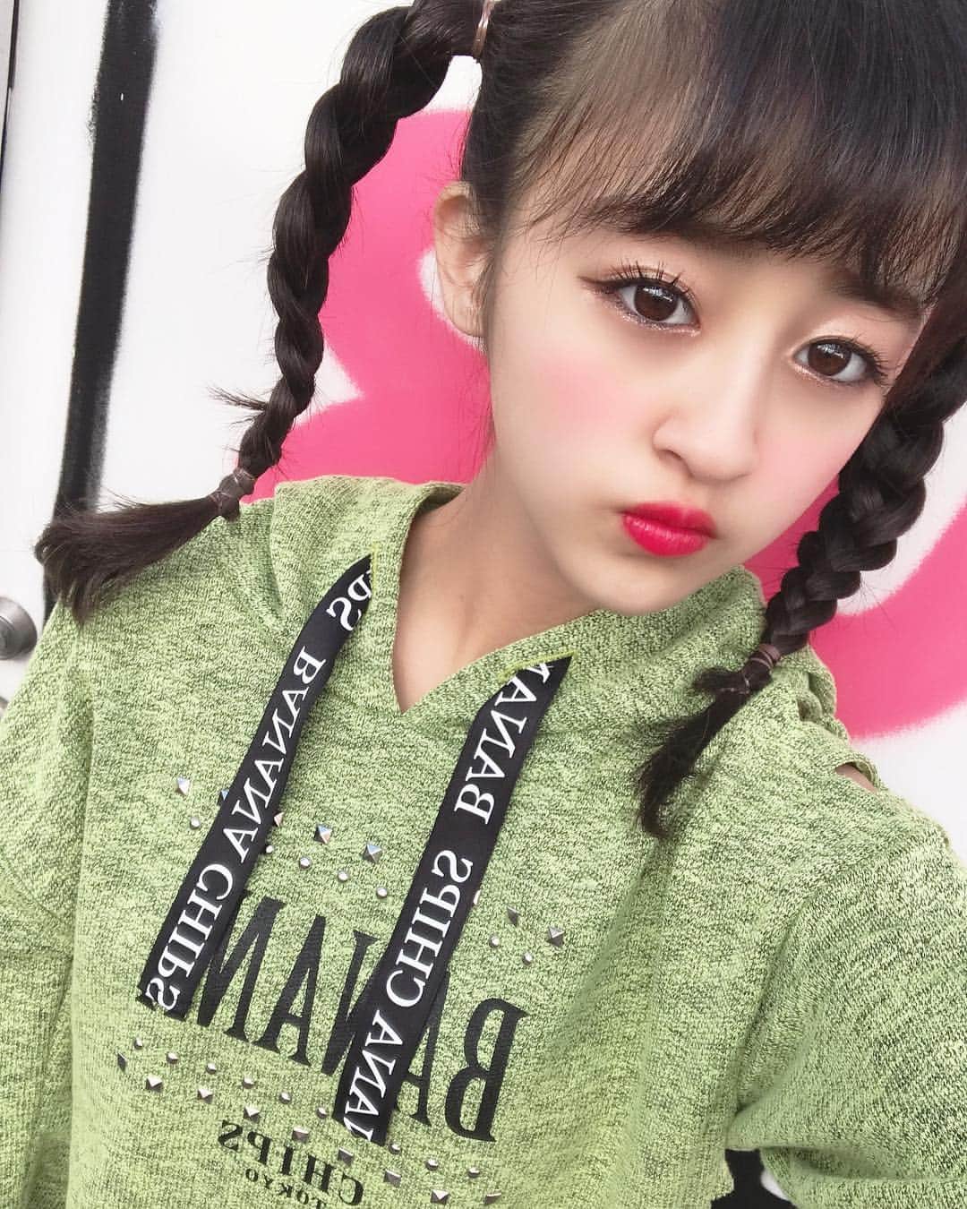 飯田珠璃のインスタグラム：「撮影風景📸 4月号の撮影のときです︎︎︎︎︎☺︎ ↑発売中！！ よろしくお願いします😚❤️ #4月号#撮影#撮影風景#jsガール」