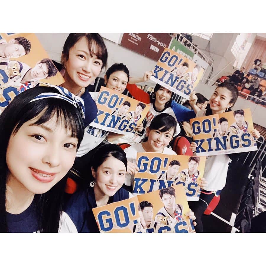 金城優華のインスタグラム：「琉球ゴールデンキングスの試合!! . . ウィン♪ウィン♪オールメンバーで視聴者の方とフリースロー対決してきました!! . . . #初めて試合観戦 #ライブ感が最高!! #フリースロー私、見事にゴールオーバー #昔よりパワー付いてて自分で力コントロール出来なかった……笑」