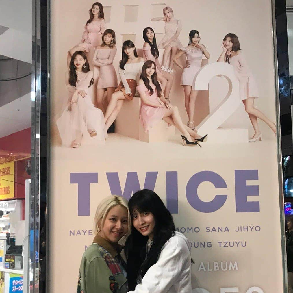 TWICEさんのインスタグラム写真 - (TWICEInstagram)「모×챙💙 귀여운 챙이의 보조개..ㅋㅋㅋ」3月10日 16時33分 - twicetagram