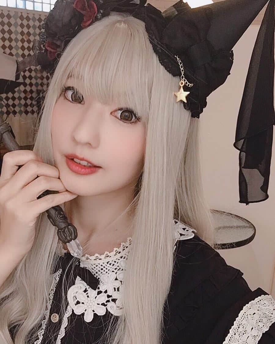 のインスタグラム：「2日間撮影でした☺️💕 プロフィールの写真も撮りました！！ 衣装の調整から小物製作、セッティングまで今回はプロデュースさせて頂きました💕 当日まで緊張してましたが終わったらもうとても達成感強く、ご一緒してくれたメンバー皆に感謝です🙇‍♂️💕💕 これでやっとプロフィール更新できるう！！！ 皆さまの前に出られる日が増えますように✨ #selfie #instagood #lolita #gothiclolita」