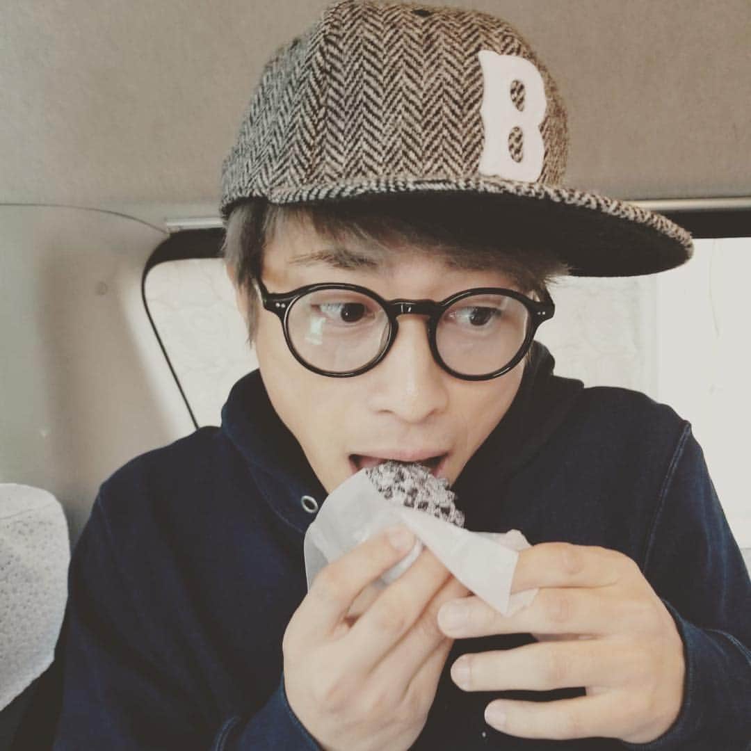 田村淳のインスタグラム：「番組のスタッフから 写真が送られて来たけど… 何を食べてたのか忘れた…  #自分が口にしたものくらい覚えとけよ」