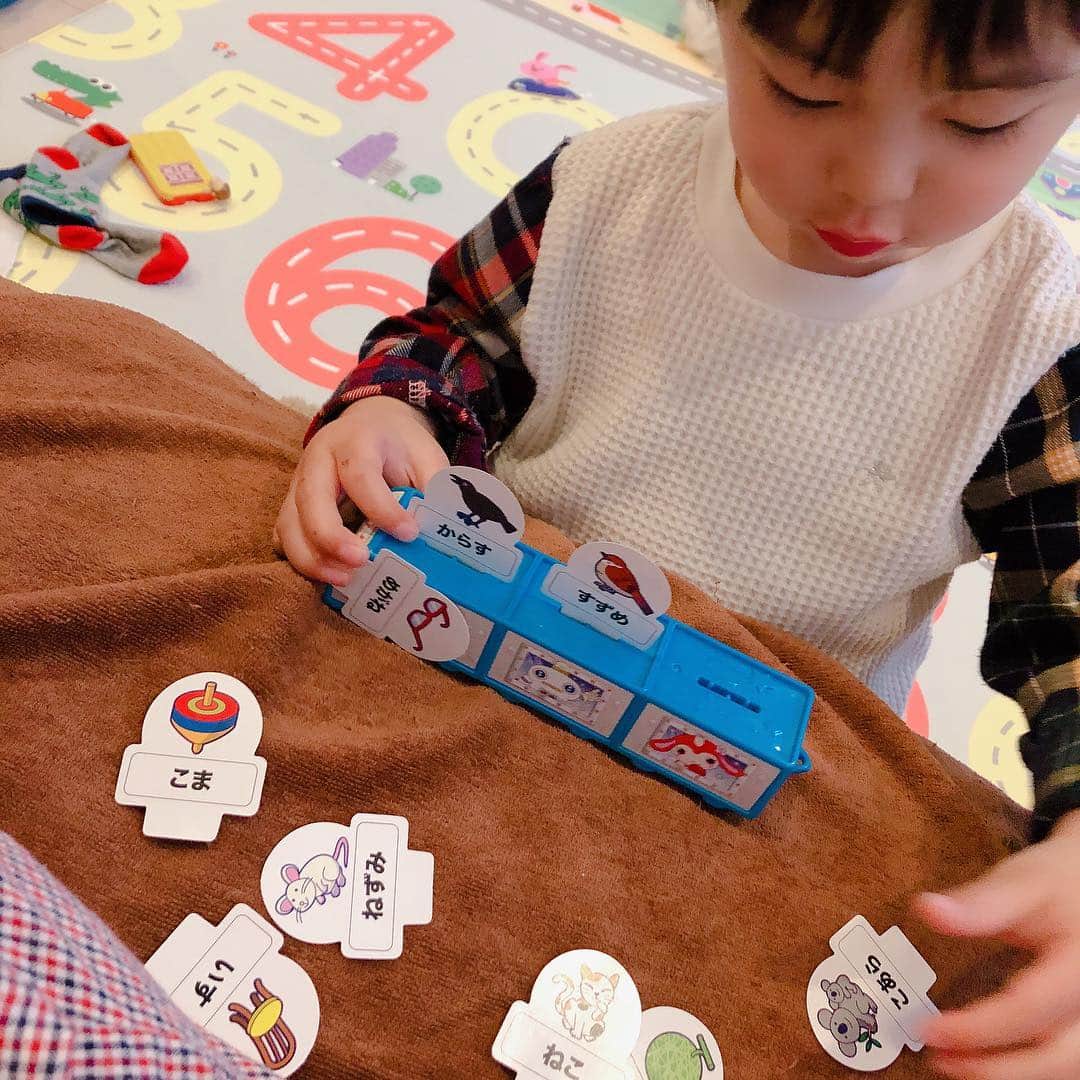 神戸蘭子さんのインスタグラム写真 - (神戸蘭子Instagram)「安静中。 お腹の上で遊ばれてます^ ^  #マタニティライフ #安静中 #ただただゴロゴロ #ハッピーセット #しりとり列車 #息子との時間」3月10日 17時20分 - ranran0414