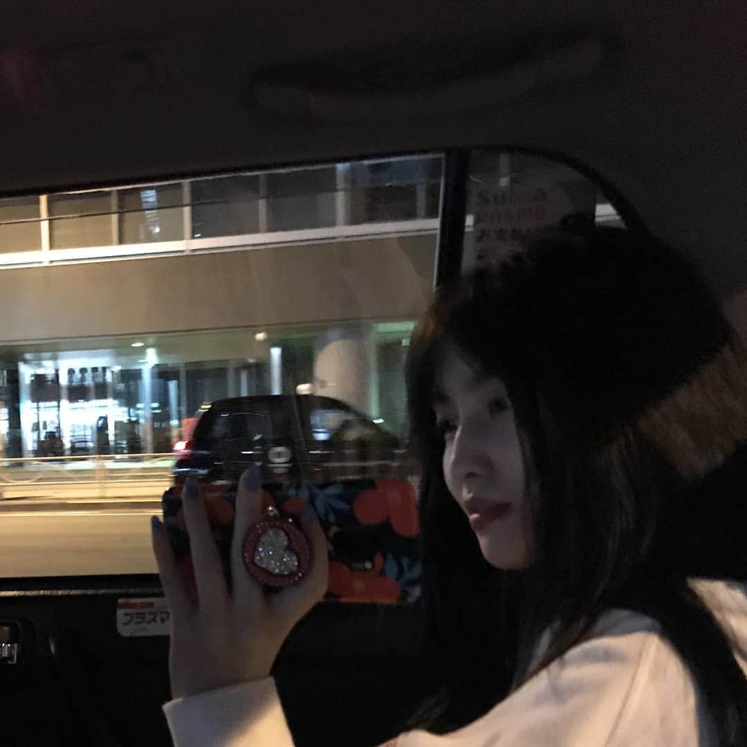 TWICEさんのインスタグラム写真 - (TWICEInstagram)「어제 많이도 걸어다녔지..매니저 오빠가 핸드폰 만보기를 보니 2만보 정도 라고 하던데🍓🌼🌸」3月10日 17時18分 - twicetagram