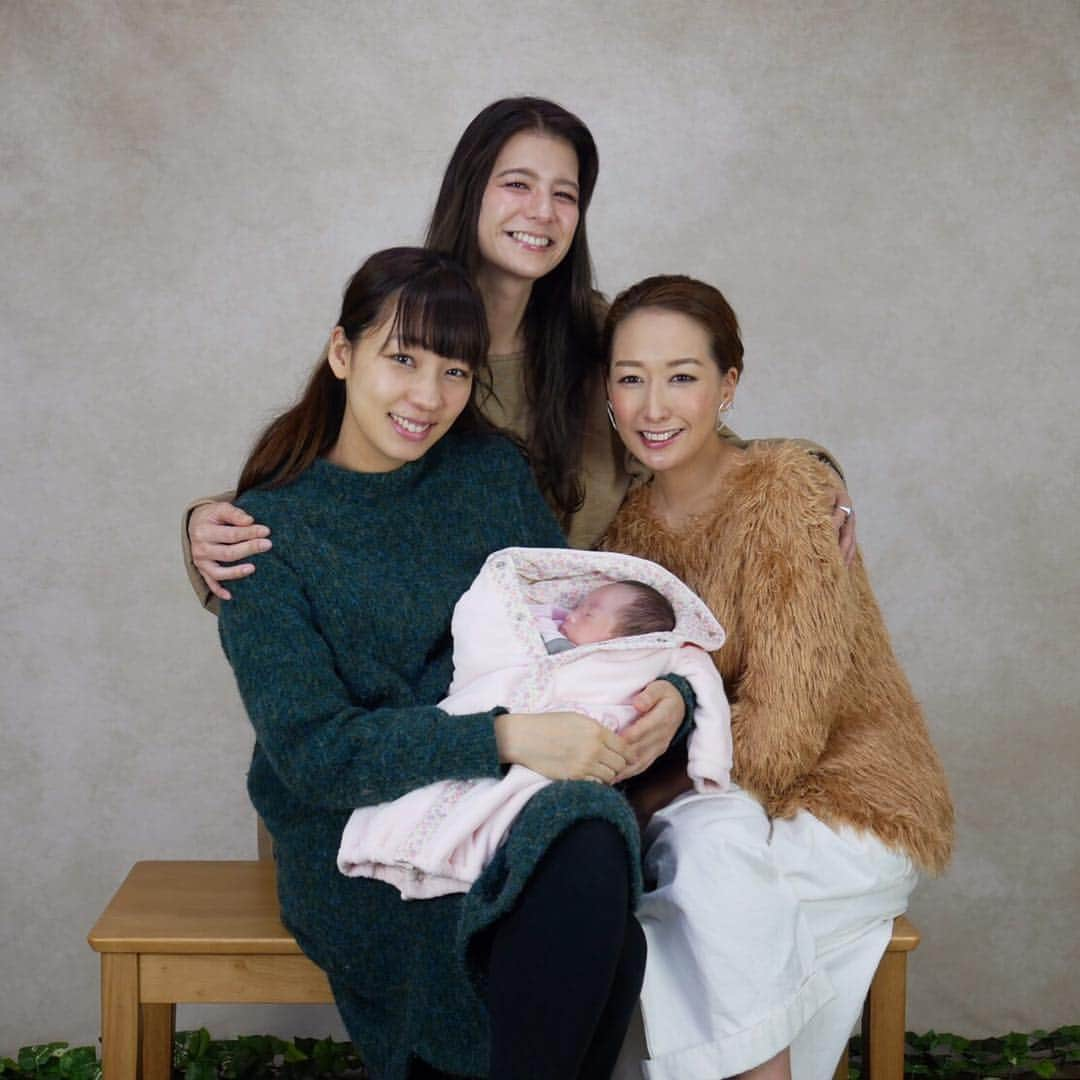 スザンヌさんのインスタグラム写真 - (スザンヌInstagram)「赤ちゃんのママパパ﻿ 大好き夫婦👨‍👩‍👧﻿ ﻿ 天神にスタジオオープンしたよ💛﻿ ギル氏まみこオープンおめでとう㊗️﻿ ﻿ そこに逢いに行ったら﻿ 写真撮ってくれたよ（爆笑写真もたーっくさんあったけど載せたらブチギレられそうだから心の中に思い出として🎥）﻿ ﻿ 最後モノクロの写真は﻿ わたしが撮った家族写真📷﻿ ステキ家族だなぁ💛﻿ ﻿ プリクラのような感覚で、﻿ 1000円で撮影できるから﻿ ちょっと寄り道して﻿ 写真撮ろーって時にもおすすめ😍﻿ ママパパたちは天神にお買い物とかしてて、﻿ なんだか今日子どもたち機嫌いいから撮りに行こーとかも出来そう❤︎﻿ ﻿ @atelier_nicole ﻿」3月10日 17時35分 - suzanneeee1028