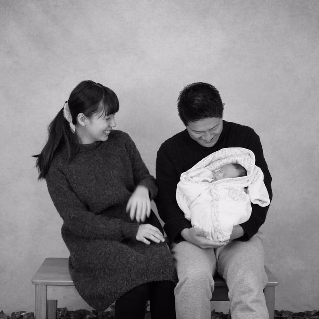 スザンヌさんのインスタグラム写真 - (スザンヌInstagram)「赤ちゃんのママパパ﻿ 大好き夫婦👨‍👩‍👧﻿ ﻿ 天神にスタジオオープンしたよ💛﻿ ギル氏まみこオープンおめでとう㊗️﻿ ﻿ そこに逢いに行ったら﻿ 写真撮ってくれたよ（爆笑写真もたーっくさんあったけど載せたらブチギレられそうだから心の中に思い出として🎥）﻿ ﻿ 最後モノクロの写真は﻿ わたしが撮った家族写真📷﻿ ステキ家族だなぁ💛﻿ ﻿ プリクラのような感覚で、﻿ 1000円で撮影できるから﻿ ちょっと寄り道して﻿ 写真撮ろーって時にもおすすめ😍﻿ ママパパたちは天神にお買い物とかしてて、﻿ なんだか今日子どもたち機嫌いいから撮りに行こーとかも出来そう❤︎﻿ ﻿ @atelier_nicole ﻿」3月10日 17時35分 - suzanneeee1028