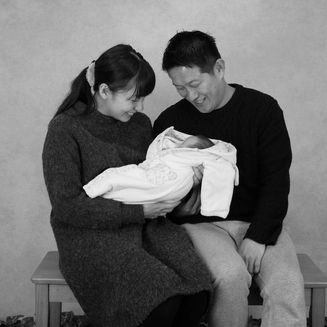 スザンヌさんのインスタグラム写真 - (スザンヌInstagram)「赤ちゃんのママパパ﻿ 大好き夫婦👨‍👩‍👧﻿ ﻿ 天神にスタジオオープンしたよ💛﻿ ギル氏まみこオープンおめでとう㊗️﻿ ﻿ そこに逢いに行ったら﻿ 写真撮ってくれたよ（爆笑写真もたーっくさんあったけど載せたらブチギレられそうだから心の中に思い出として🎥）﻿ ﻿ 最後モノクロの写真は﻿ わたしが撮った家族写真📷﻿ ステキ家族だなぁ💛﻿ ﻿ プリクラのような感覚で、﻿ 1000円で撮影できるから﻿ ちょっと寄り道して﻿ 写真撮ろーって時にもおすすめ😍﻿ ママパパたちは天神にお買い物とかしてて、﻿ なんだか今日子どもたち機嫌いいから撮りに行こーとかも出来そう❤︎﻿ ﻿ @atelier_nicole ﻿」3月10日 17時35分 - suzanneeee1028