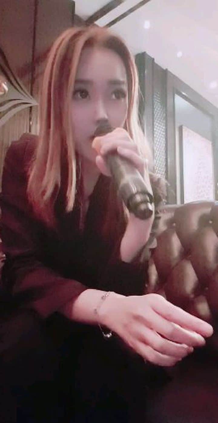 Nicole Chenのインスタグラム：「Singing during ktv ;)」