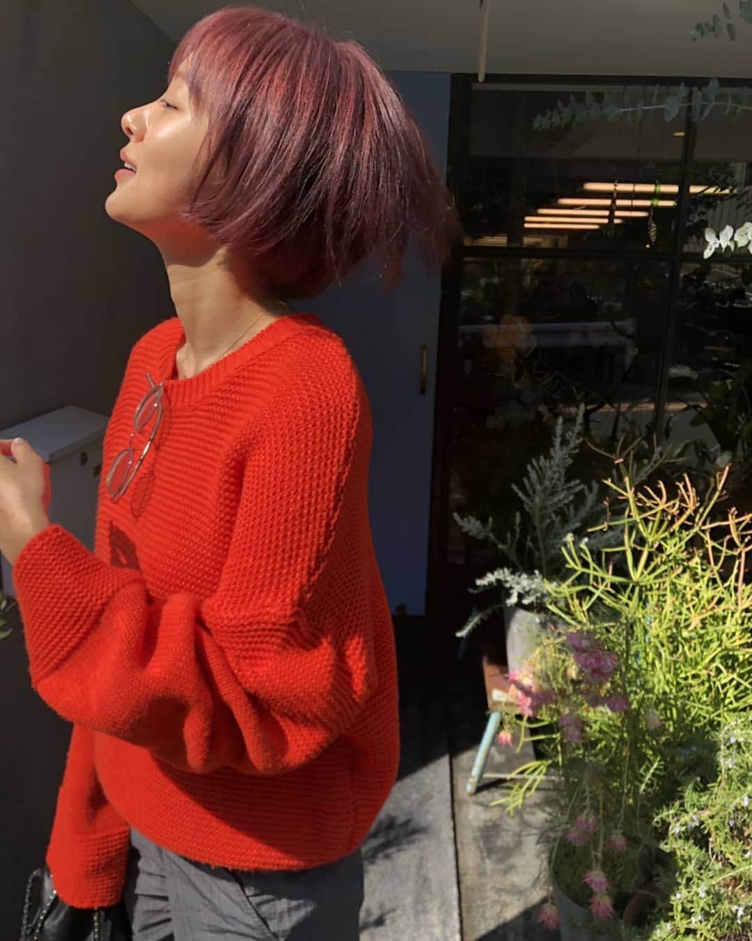 夏菜さんのインスタグラム写真 - (夏菜Instagram)「パリのお水でだいぶ色が抜けちゃったので、カラーを入れ直してもらいました。 ニットも髪も、全体的にチカチカする。💥💫💥💫笑 #where @nob1211」3月10日 17時44分 - natsuna_official