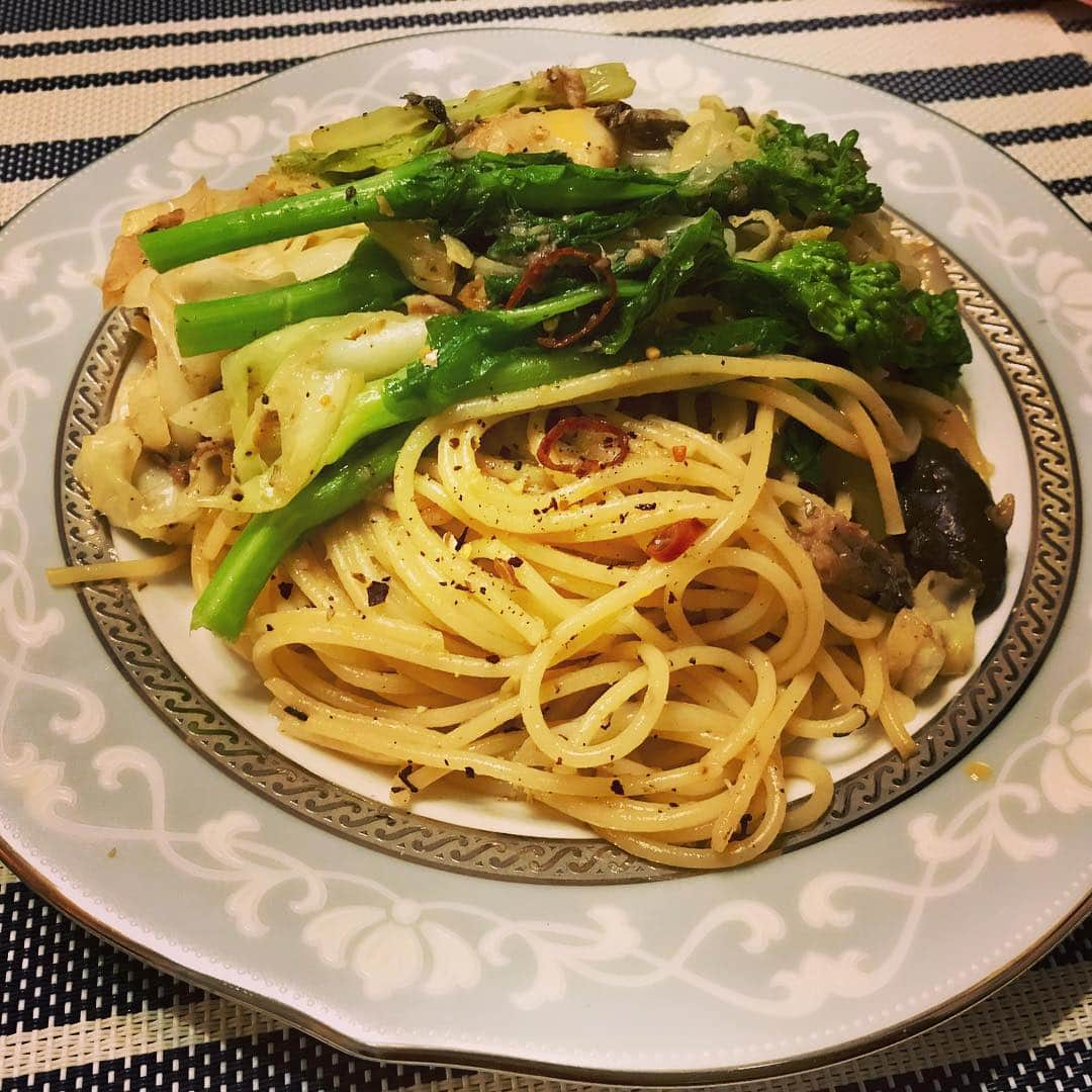 室照美さんのインスタグラム写真 - (室照美Instagram)「‪大好きな菜の花の季節 到来✨‬ ‪イワシと春キャベツと菜の花のペペロンチーノ 作りました♬ ＊ ‪脳の発育にいいと言われるDHAたっぷりのイワシ。 授乳中にたくさん食べたいお魚！‬ ＊ ‪#菜の花 #いわし‬ #オイルサーディン #DHA #授乳 #料理 #cooking #ノリタケ #食器好き」3月10日 17時48分 - terumin_min