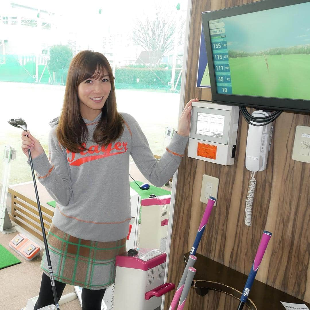 高沢奈苗さんのインスタグラム写真 - (高沢奈苗Instagram)「. 練習〜⛳️🏌️‍♀️ . 今日は暖かくて薄手のパーカー1枚でちょうど良かった😃✨ . 練習する人も多かったようで、スイング碑文谷はゴルファーで賑わってました🌸 . . 最近スコア90〜95のゴルフが続いていて、イマイチパッとしない結果にモヤモヤ（＞＜） . 常に80台で回れるゴルフがしたいー！！✊✨✨ . . 気温が上がると共に私の調子も上がっておくれー😛💛 . . . #ゴルフ #スイング碑文谷 #ゴルフ女子 #エフィカス #ゴルフコーデ #スイング動画 #ドライバーショット」3月10日 18時41分 - nanaetakasawa