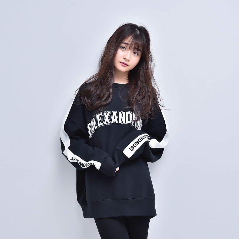 [ALEXANDROS]さんのインスタグラム写真 - ([ALEXANDROS]Instagram)「■クルーネック ライン スウェット﻿ CREW NECK LINE SWEATSHIRT﻿ ﻿ 少しずつ暖かくなってきたこの季節にぴったりのスウェットです。肩からのラインがおしゃれですよね。﻿ ヒロも気に入ってサウンドチェックで紫を着てました。 にーやん﻿ ﻿ ﻿ #SleeplessinBrooklyn﻿ #SleeplessinJapanTour﻿ #tourgoods﻿ #goods﻿ #tourmerch﻿ #merchandise﻿ #CREWNECK﻿ #LINESWEATSHIRT﻿ #ヒロ #花音」3月10日 18時37分 - alexandros_official_insta