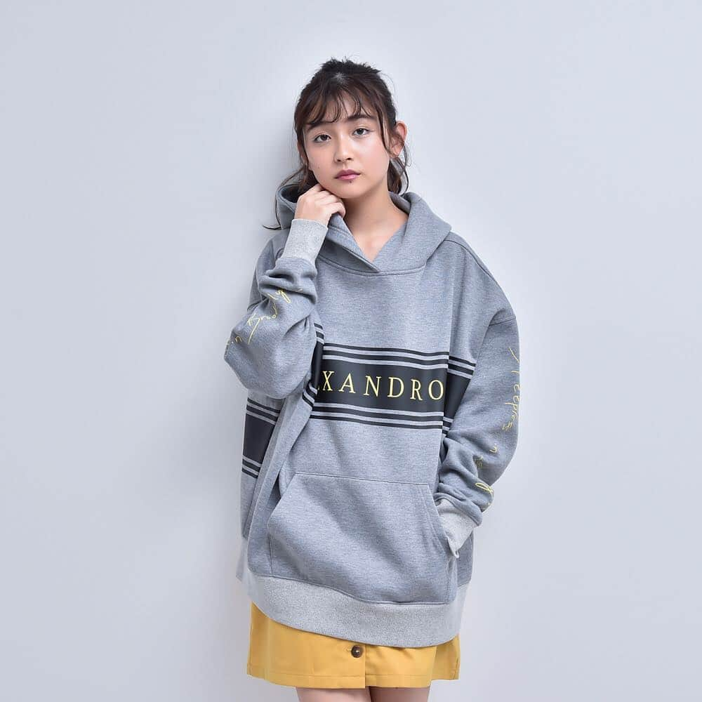 [ALEXANDROS]さんのインスタグラム写真 - ([ALEXANDROS]Instagram)「■プルオーバーフーディ﻿ PULLOVER HOODIE﻿ ﻿ 大きめなシルエットですが女性でもLサイズは問題なし。﻿ 袖には洋平直筆のアルバムタイトルロゴ入り。 にーやん﻿ ﻿ ﻿ #SleeplessinBrooklyn﻿ #SleeplessinJapanTour﻿ #tourgoods﻿ #goods﻿ #tourmerch﻿ #merchandise﻿ #PULLOVER﻿ #HOODIE﻿ #花音」3月10日 18時39分 - alexandros_official_insta