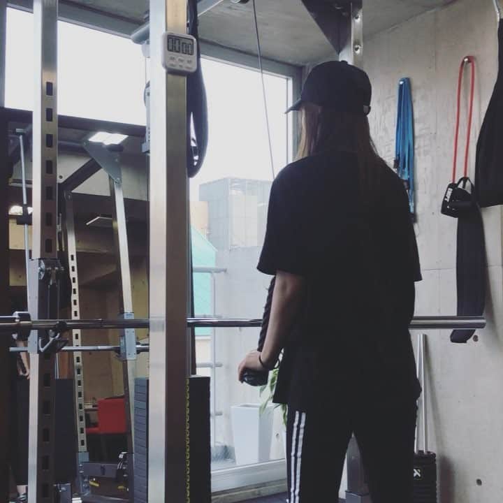 のインスタグラム：「重い腰をあげて最近またジム再開😝💦﻿ 週一パーソナルトレーニングへ🏋🏻‍♀️﻿ 残り10回ね〜、からの、﻿ プラスあと3回〜がほんとにきつい…笑﻿ ﻿ 2枚目みたいにきちんと筋肉の使い方や﻿ トレーニングの方法を教えてくれるので﻿ わかりやすい🙆🏻‍♀️﻿ この日は二の腕、お尻、腹筋、前腿を。﻿ 筋肉痛が……🔥笑﻿ ﻿ ﻿ トレーニングは体験もあるので﻿ 興味のある方はお気軽に﻿ @seigi_0820 まで問い合わせてみてね🙋‍♀️✨﻿ ﻿ ﻿ ﻿ ﻿ ﻿ ﻿ ﻿ #gym#personaltraining#personalgym﻿ #トレーニングウェア#大阪#堀江﻿ #パーソナルジム#パーソナルトレーニング﻿ #美脚#美尻#美脚トレーニング﻿ #美尻トレーニング#ヒップアップ﻿ #バストアップ#くびれ#トレーニング動画」