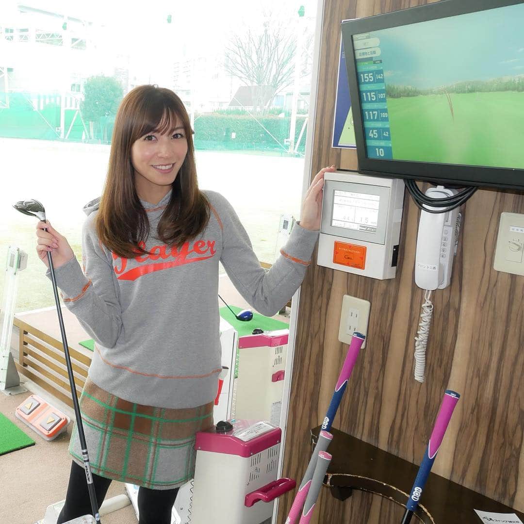 のインスタグラム：「. 練習〜⛳️🏌️‍♀️ . 今日は暖かくて薄手のパーカー1枚でちょうど良かった😃✨ . 練習する人も多かったようで、スイング碑文谷はゴルファーで賑わってました🌸 . . 最近スコア90〜95のゴルフが続いていて、イマイチパッとしない結果にモヤモヤ（＞＜） . 常に80台で回れるゴルフがしたいー！！✊✨✨ . . 気温が上がると共に私の調子も上がっておくれー😛💛 . . . #ゴルフ #スイング碑文谷 #ゴルフ女子 #エフィカス #ゴルフコーデ #スイング動画 #ドライバーショット」