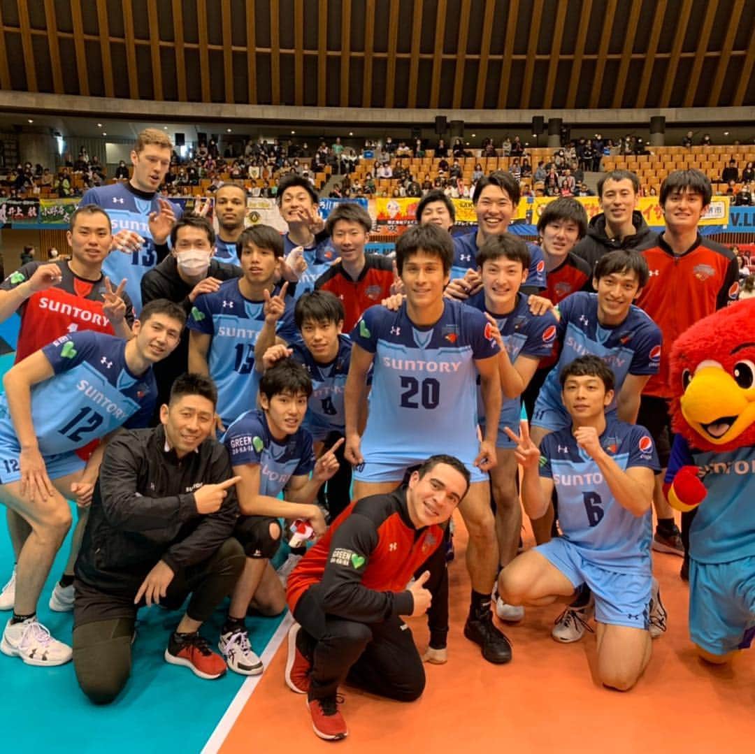 のインスタグラム：「昨日は堺ブレイザーズさんに3-1で勝ち 今日は豊田合成さんに2-3で悔しい敗戦となりました。 残り3戦、しっかり勝ちきれるように準備していきたいと思います！ 応援よろしくお願いします！ #サンバーズ  #サントリー #Vリーグ #打ちたくなるくらい #熱い試合だった」