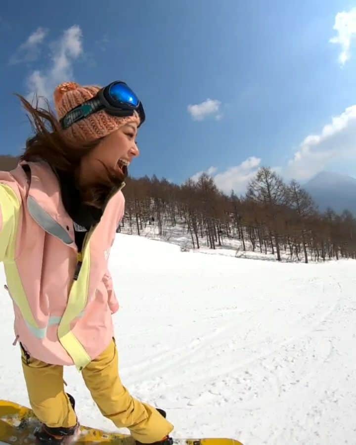 harunaのインスタグラム：「終始前歯むき出しで頑張ったGoPro　スノーボードトリップ😁✨ お天気にも恵まれて、星野リゾートアルツ磐梯で４日間盛りだくさんのアクティビティをしてきました〜😉 動画の最後にうつってるランタン飛ばし、ずっとやってみたかったから嬉しかった〜😍 そしてGoproから新しくでたHero7 White Duskかわいいでしょーっ！海にも雪山にもマッチする最強カラー😏 みんな欲しい？？😏😏💕💕 @goprojp　 @gopro @altsbandai　@juschandayo  #goprojp #goprofamily　#アルツ磐梯　#磐梯山温泉ホテル　#goprohero7black #goproduskwhite  ウエアは　@billabongwomensjp 💕」
