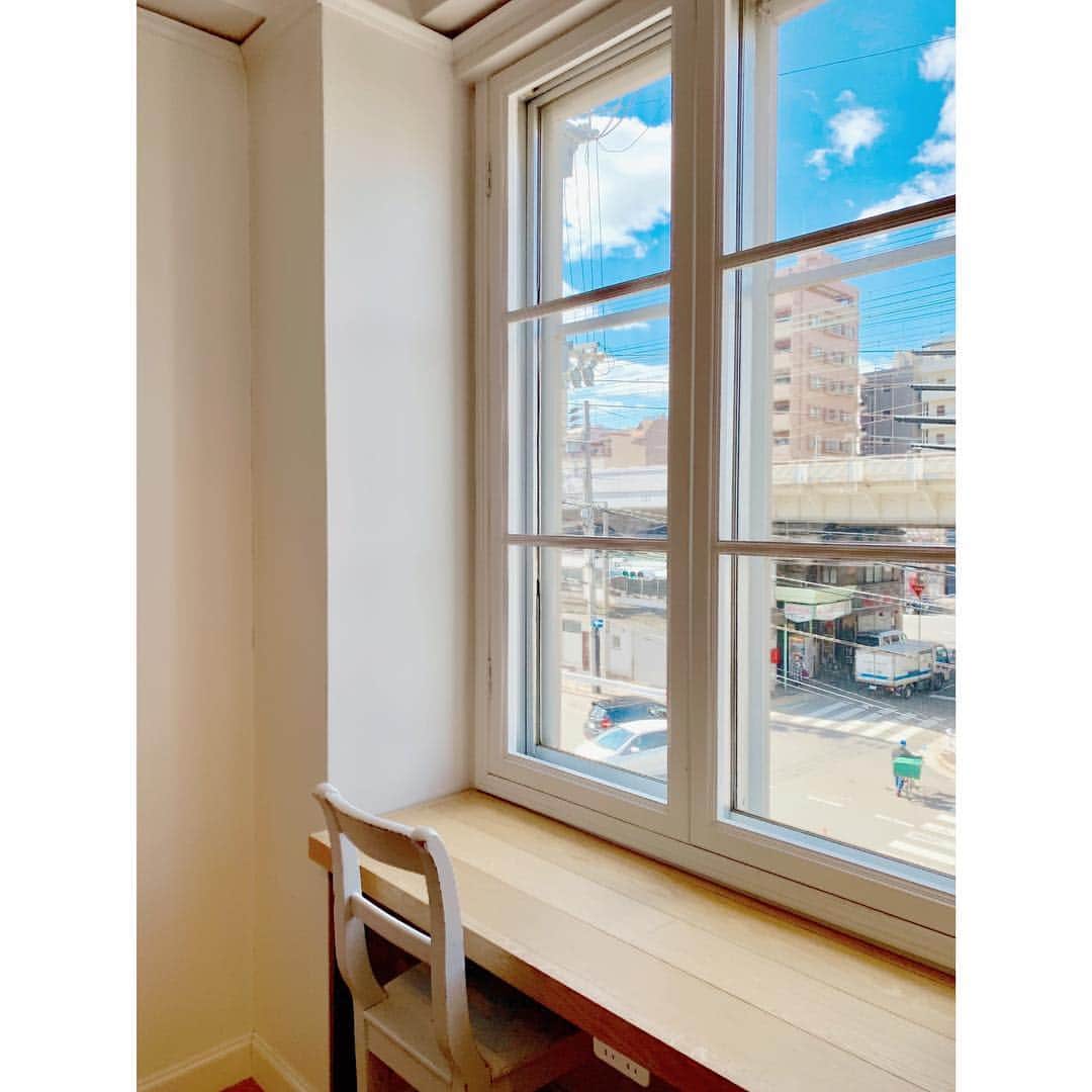 ケイン・デニスのインスタグラム：「#空  ベージュの壁紙 しろい窓枠 木でできた椅子とテーブル  その奥に  綺麗な青空と 真っ白な雲  ハッシュタグ #だからなんだ」