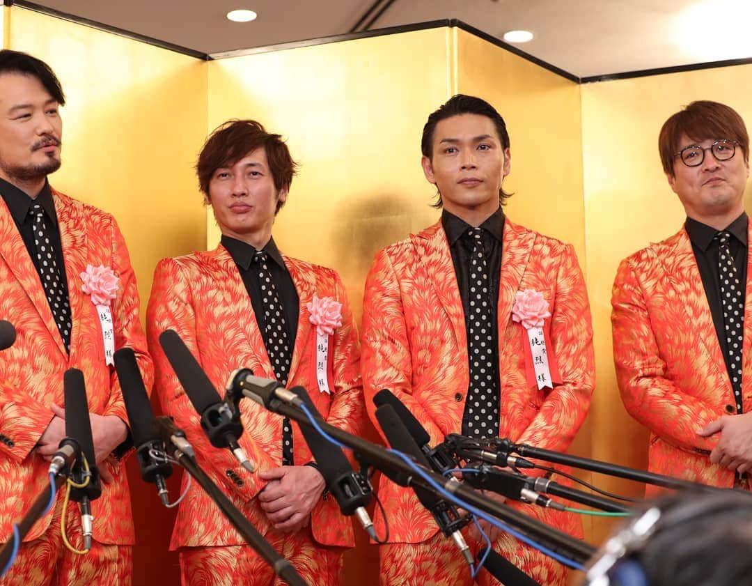 のインスタグラム：「【 純烈4人でもぶれない目標は「2年連続紅白出場」】 昨年末、夢の紅白出場を果たした純烈。悲願達成からメンバー脱退と、激動の数カ月を乗り越えて4人で再出発！　初上陸となる沖縄でのライブと『沖縄初上陸の純烈が釣って！歌って！喰いまくる！純烈のOKINAWAガイドブック』（CSテレ朝チャンネル2にて、3月23日・12～14時）の番組ロケに密着し、4人に話を聞きました。 ※詳細はプロフィールのリンクからWEB女性自身へ スクープダイジェストをストーリーで公開中！  #純烈 #再出発 #沖縄 #酒井一圭 #白川裕二郎 #小田井涼平 #後上翔太 #女性自身 #いいね #フォロー」