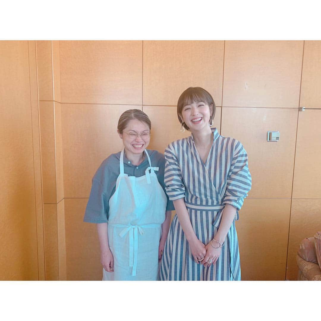 佐々木希さんのインスタグラム写真 - (佐々木希Instagram)「昨日の 『希んちの暮らし』発売イベントにて。 司会の海賀さんと料理家の濱守球維さん。 イベントで、大好きなたまちゃんと、料理話出来て嬉しかったなぁ。 そして、いつも安定の司会をしてくださる海賀さん、アンティミテ着てくださってて、有難い♡  たまちゃんから、 ジュワッと美味しいおいなりさんもいただきました♡  #濱守球維 さん#海賀美代子 さん ㅤㅤㅤㅤㅤㅤㅤㅤㅤㅤㅤㅤㅤ #希んちの暮らし」3月10日 21時56分 - nozomisasaki_official