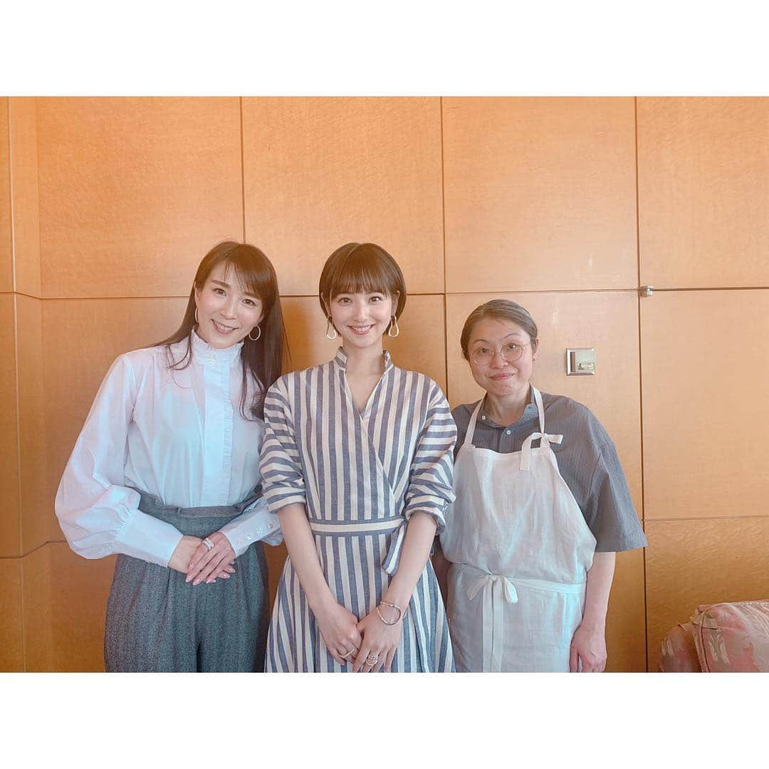 佐々木希さんのインスタグラム写真 - (佐々木希Instagram)「昨日の 『希んちの暮らし』発売イベントにて。 司会の海賀さんと料理家の濱守球維さん。 イベントで、大好きなたまちゃんと、料理話出来て嬉しかったなぁ。 そして、いつも安定の司会をしてくださる海賀さん、アンティミテ着てくださってて、有難い♡  たまちゃんから、 ジュワッと美味しいおいなりさんもいただきました♡  #濱守球維 さん#海賀美代子 さん ㅤㅤㅤㅤㅤㅤㅤㅤㅤㅤㅤㅤㅤ #希んちの暮らし」3月10日 21時56分 - nozomisasaki_official