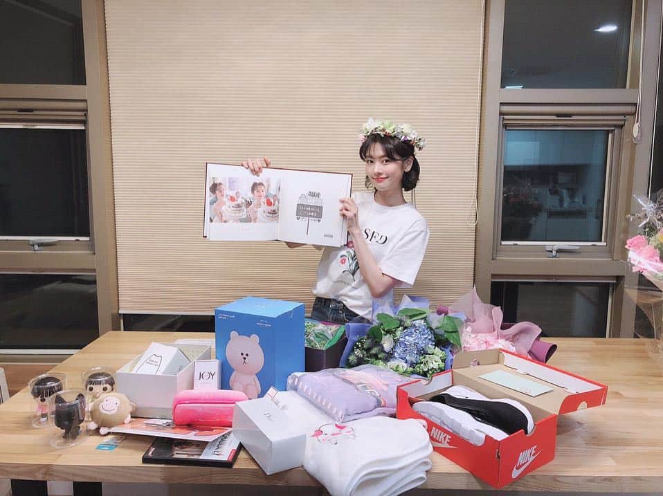チョン・ソミンさんのインスタグラム写真 - (チョン・ソミンInstagram)「첫번째 팬미팅 #해피쏨데이  행복하게 잘 마쳤습니다.  여러분들이 보내주신 소중한 선물, 마음 전부 고마워요💜 정말정말 많아서 테이블 셋팅을 여러번 했답니다😲」3月10日 21時52分 - somin_jj