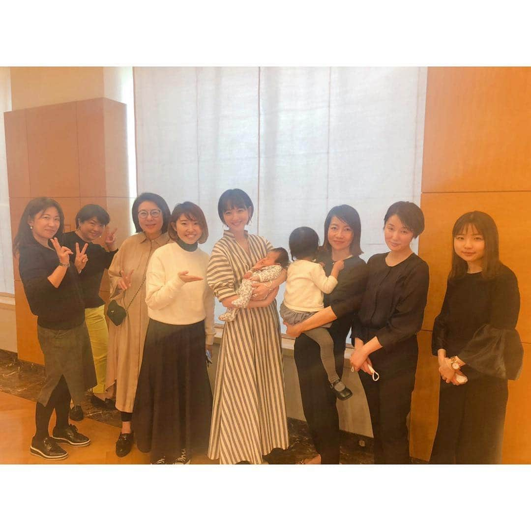 佐々木希さんのインスタグラム写真 - (佐々木希Instagram)「withの皆さんと♡ 編集の梶川ちゃんの赤ちゃんを抱っこさせていただきました💞 とってもとっても可愛らしく癒し… なんだか、落ち着く方々ばかりで、会話も弾み楽しかったなぁ。  #希んちの暮らし #with」3月10日 21時57分 - nozomisasaki_official