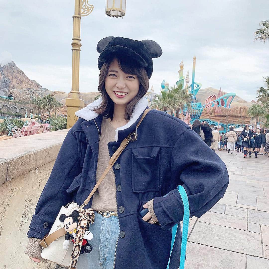 前田亜美のインスタグラム：「. . 載せちゃおーっと。. もうディズニーしか行ってないよねって言われる。笑. . 載せてる写真がディズニーのが多いだけ🥺. . たまにはお仕事してるよ。たまにじゃダメなんだけどね。お仕事したい。. . まだ解禁になってないお仕事もあるしこれから稽古も始まるし…また色んなもの載せます✌︎(　˙-˙　)✌︎. . . #ディズニー #Disney #ディズニーコーデ #ami私服」