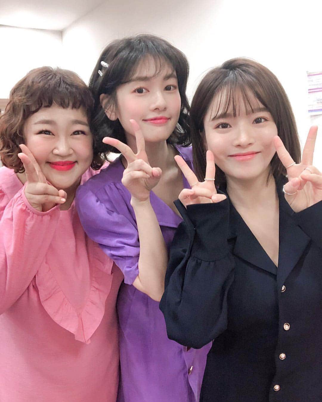 チョン・ソミンのインスタグラム：「너무 바쁜 스케줄 속에서도 흔쾌히 달려와준 두분, @yunhwahong @mignonben 감사 또 감사해요💜 진짜 두 사람 아니었으면 이렇게 재미있고 알찬 구성따윈 없었을 것이어요...!!!! 사랑스러운 두사람, 늠나 소듕해🙌🏻」