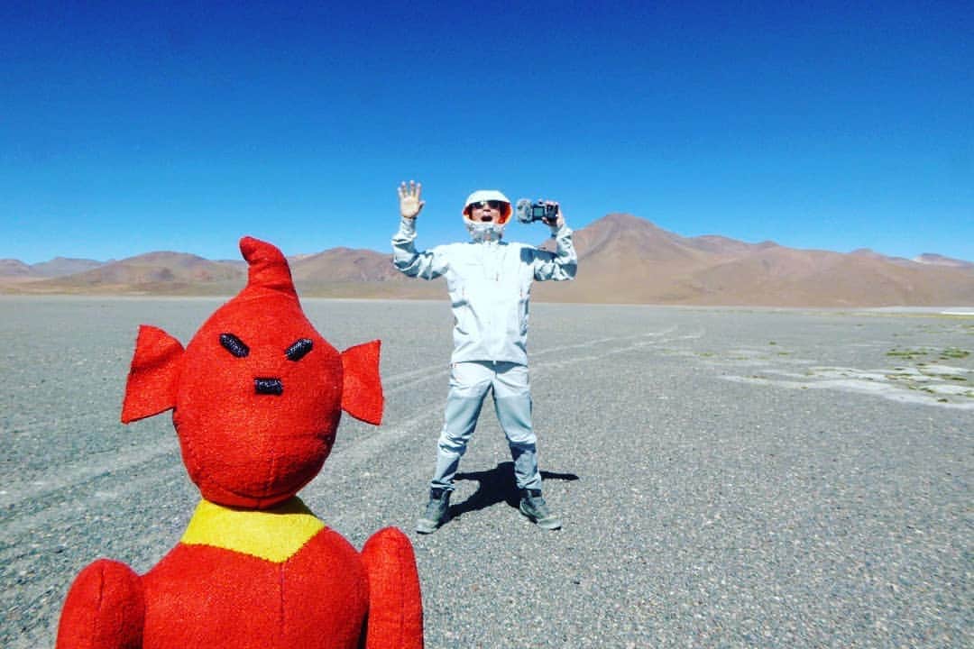 のインスタグラム：「標高4000m超のボリビアの大地は、まるで火星のよう。(火星行ったことないですが。)福  #Bolivia  #Hotspots #地底人ラジオ #左手のデンスケにも注目」