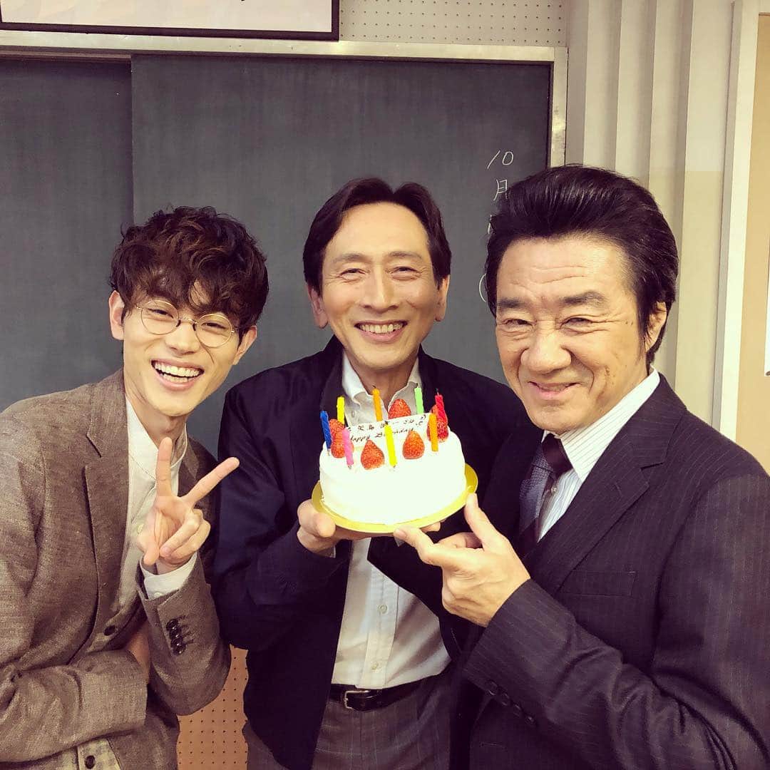 のインスタグラム：「3月1日🎂 #矢島健一 #菅田将暉 #大友康平 #おめでとうございます🎉 #3A #ゾクゾクタイム中」