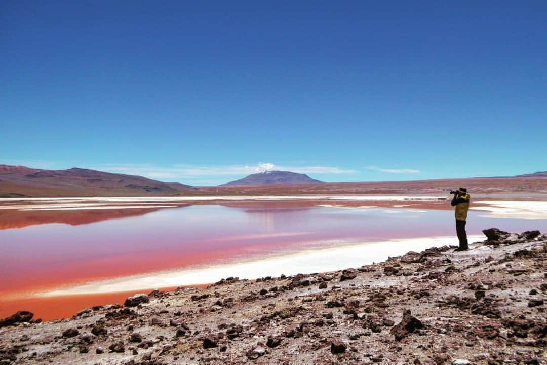 福山雅治さんのインスタグラム写真 - (福山雅治Instagram)「今回の旅の目的の一つである、コロラダ湖。 湖に生息している藻類の赤い色素やプランクトンの死骸の堆積物によって水が赤く見えるそうです。福  #Bolivia #QuetenaChico  #LagunaColorada #NHK #hotspots  #ホットスポット最後の楽園 #season3 #放送をお楽しみに #地底人ラジオ」3月10日 23時08分 - masaharu_fukuyama_official