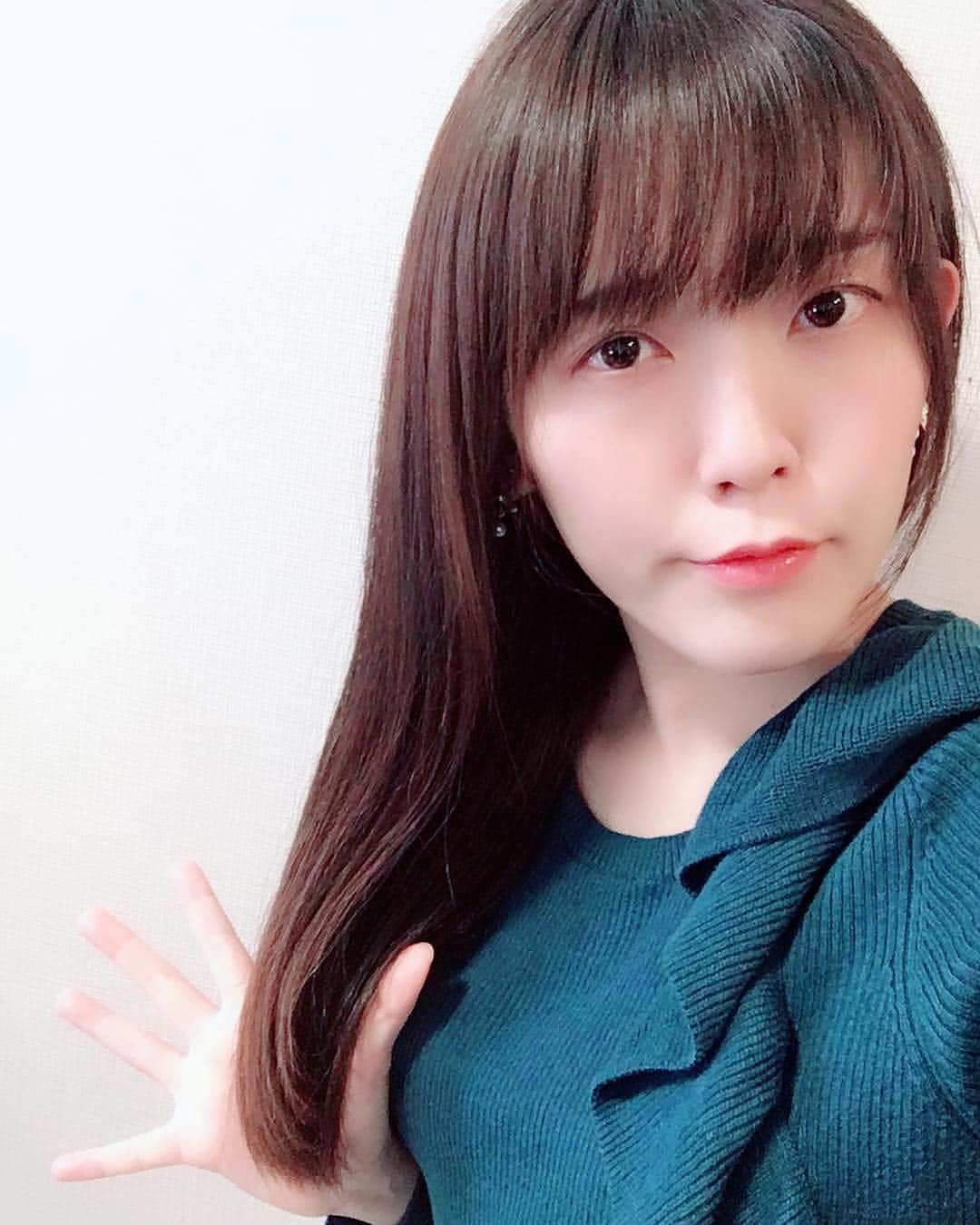 藤田彩のインスタグラム：「ちなみにバサッと切りに行く直前の 髪の長さはこんな感じでした🌸 . 長い…🧐 too long…🧐🧐🧐笑 . ロングヘアも好きでだったので、 切るかだいぶ悩んだのですが、 数年くらいロングヘアも満喫したし、 違う髪型にもしてみたくて 今回思い切って切ってみました(*´꒳`*)🌸 . シャンプーとかドライヤーにかかる時間が段違いで びっくりです笑 . すっきりさっぱり(*´꒳`*)✨笑 . . . #切る直前の写真 #びふぉーあふたーのびふぉー #めちゃめちゃ長い #重かった…笑 #ロングヘア #ストレートヘア」