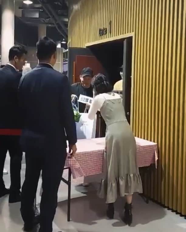 チョン・ソミンのインスタグラム：「세 분이 왜 거기서 나와.....??정전 다음으로 놀란 순간😧  #기방도령 남대중감독님, 장성욱대표님, 이찬남피디님 세 분 진짜 바쁘신거 아는데..첫 팬미팅 축하해주시러 깜짝방문..ㅠㅠ 꽃선물까지..감동이에요..피디님 사진찍을때 오디가셨디..👉🏻👈🏻 #기방도령 은 사랑입니다.. 소듕해ㅠㅠ💜」