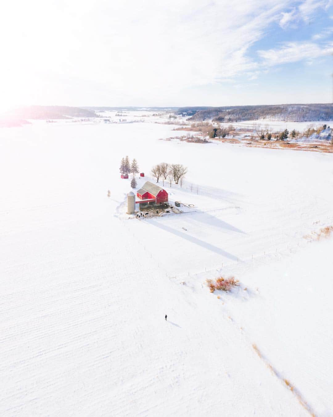 Adam Senatoriのインスタグラム：「Wisconsin  Double tap to INSTANTLY end winter.  If seasons never changed, which would you most like to live in eternally?  In these parts, winter “seemed” long, but it’s all relative of course, nothing more than a state of mind right? 🤔 But I recognized things are about to switch, so I made an effort to get out this week, embrace it and say goodbye.  #amazingdestination⁣ #alwaysgo⁣ #beautifuldestinations⁣ #discoverearth #forgeyourownpath⁣⁣ #getlost⁣ #getoutstayout⁣ #keepitwild⁣ ⁣ #nomadstories⁣ ⁣ #roamtheplanet⁣ #takemoreadventures #tourtheplanet⁣ #travelandlife⁣ #travelstoke⁣ #traveldiary⁣ #voyaged #wondermore⁣ #wonderful_places⁣ #wildernessnation  #travelwisconsin⁣」